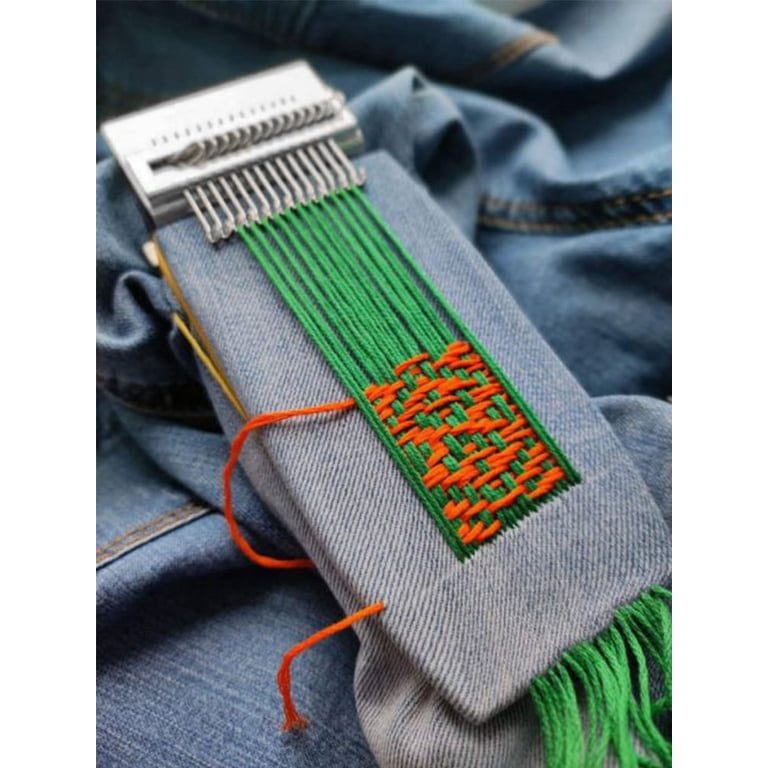 Mini-Webrahmen beim sichtbaren Flicken von Jeans