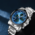 Detailansicht einer Analog-Digital-Armbanduhr im Militärstil